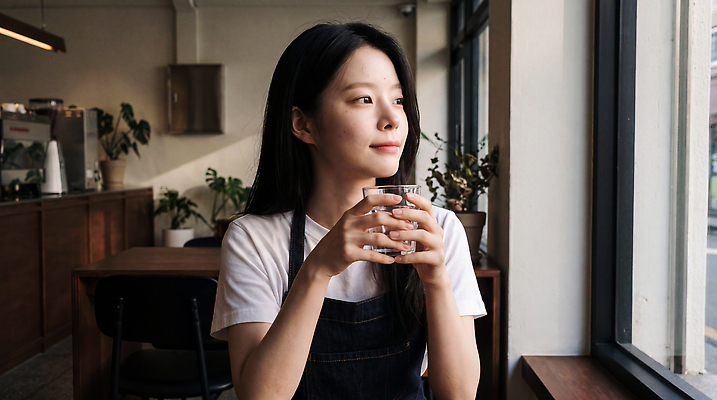 JPG 편집이미지 응시 여자 음료 내부 카페 바리스타 창밖 혼자 의료성형뷰티 편집실사 AI인물포토 직업 시선 창문 사람 상점 CG 파일형식 AI포토 AI콘텐츠