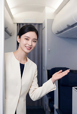 JPG 편집이미지 여자 여행 비행기 안내 안전 비행 공항 승무원 서비스 출발 객실 의료성형뷰티 항공사 편집실사 AI인물포토 직업 산업 컨셉 항공교통 교통시설 대중교통 사람 CG 파일형식 AI포토 교통수단 교통 시설 AI콘텐츠