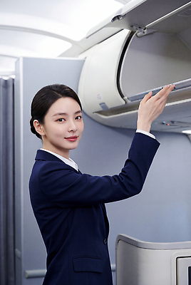 JPG 편집이미지 여자 여행 비행기 안전 정장 공항 승무원 캐비닛 서비스 승객 수하물 의료성형뷰티 항공사 편집실사 AI인물포토 직업 옷 산업 항공교통 교통시설 대중교통 사람 사물함 CG 파일형식 AI포토 교통수단 교통 시설 AI콘텐츠