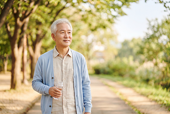 JPG 나무 편집이미지 공원 할아버지 노년 자연 건강 들기 사람 초원 물 햇빛 걷기 건강관리 산책 편안함 물병 외출 의료성형뷰티 편집실사 AI인물포토 자연요소 식물 공공시설 남자 모션 휴식 관리 성인 빛 감각 물통 CG 생태계 파일형식 AI포토 컨셉 시설 AI콘텐츠