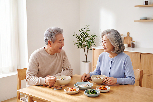 JPG 편집이미지 부부 노년 한식 식탁 반찬 대화 건강관리 식사 즐거움 의료성형뷰티 편집실사 AI인물포토 커플 감정 음식 탁자 건강 관리 말하기 성인 CG 파일형식 AI포토 가구 관계 모션 사람 AI콘텐츠 생활용품 오브젝트