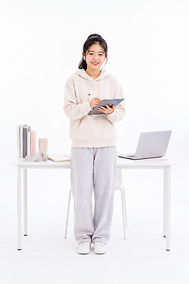 JPG 편집이미지 여자 음료 서기 책 노트북 태블릿 사무실 청바지 작업 의료성형뷰티 편집실사 AI인물포토 비즈니스 바지 모션 사람 전자제품 스마트기기 CG 파일형식 AI포토 하의 AI콘텐츠 옷
