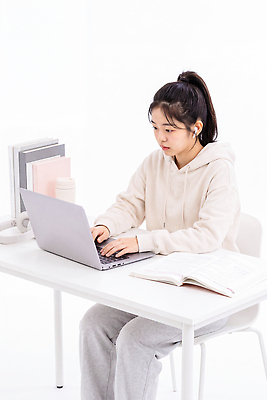 JPG 편집이미지 학생 디자인 여자 음료 수업 노트북 학습 사무실 자료 공간 서재 집중 책상 문서 의료성형뷰티 편집실사 AI인물포토 교육 가구 컨셉 비즈니스 사람 전자제품 CG 파일형식 AI포토 생활용품 AI콘텐츠 오브젝트
