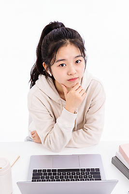 JPG 편집이미지 학생 손 여학생 여자 얼굴 생각 노트북 학습 도구 집중 책상 흰배경 의료성형뷰티 편집실사 AI인물포토 교육 가구 컨셉 사람 신체부위 전자제품 흰색 CG 파일형식 AI포토 컬러 생활용품 AI콘텐츠 오브젝트