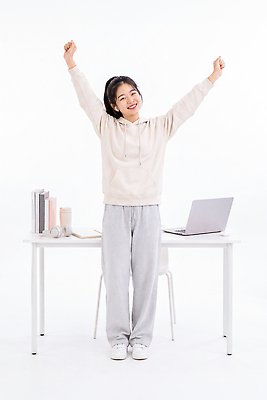 JPG 편집이미지 여자 실내 책 컴퓨터 사무실 공간 기쁨 만세 양손 작업 책상 의료성형뷰티 편집실사 AI인물포토 손 감정 가구 비즈니스 모션 사람 내부 전자제품 CG 파일형식 AI포토 생활용품 신체부위 AI콘텐츠 오브젝트