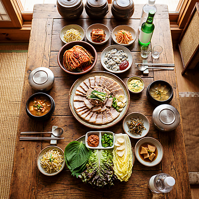 JPG 편집이미지 전통 음식 탁자 반찬 김치 한국 육류 요리 식사 상추 쌈 국 나물 보쌈 소주 장아찌 편집실사 AI포토 AI콘텐츠 아시아 한식 가구 채소 식재료 주류 CG 파일형식 나라 음료 생활용품 오브젝트