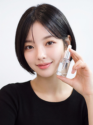 JPG 모델 편집이미지 손 여자 실내 표정 밝음 관리 뷰티 자신감 상품 피부 스킨케어 의료성형뷰티 세럼 편집실사 AI인물포토 감정 사람 내부 신체부위 화장품 CG 파일형식 AI포토 화장용품 AI콘텐츠 미용용품 오브젝트