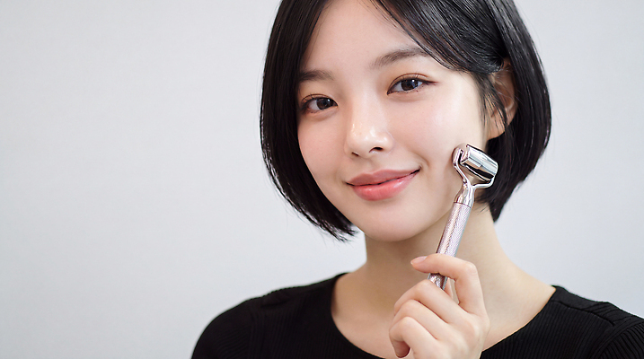 JPG 편집이미지 여자 실내 미소 뷰티 도구 상품 피부관리 힐링 스킨케어 리프팅 자기관리 의료성형뷰티 단순 편집실사 AI인물포토 표정 사람 내부 CG 파일형식 AI포토 AI콘텐츠