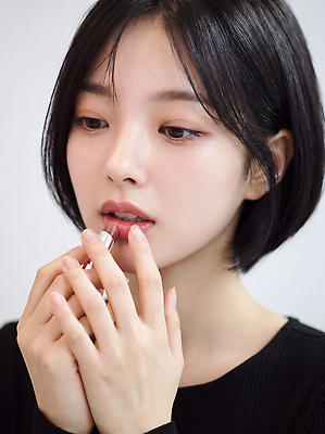 JPG 편집이미지 헤어스타일 손 여자 얼굴 짧은머리 화장 뷰티 화장품 립스틱 집중 아티스트 의료성형뷰티 편집실사 AI인물포토 직업 컨셉 사람 신체부위 화장용품 CG 파일형식 AI포토 미용용품 AI콘텐츠 오브젝트