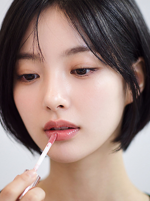 JPG 편집이미지 여자 얼굴 짧은머리 화장 뷰티 거울 집중 립글로스 의료성형뷰티 편집실사 AI인물포토 헤어스타일 컨셉 사람 신체부위 화장품 CG 파일형식 AI포토 화장용품 AI콘텐츠 미용용품 오브젝트