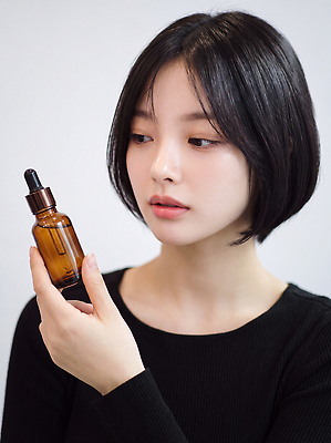JPG 편집이미지 헤어스타일 손 여자 얼굴 포즈 짧은머리 화장 뷰티 갈색 화장품 상품 집중 스킨케어 의료성형뷰티 편집실사 AI인물포토 컬러 컨셉 사람 신체부위 화장용품 CG 파일형식 AI포토 미용용품 AI콘텐츠 오브젝트
