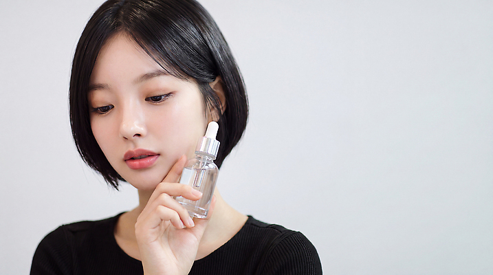 JPG 편집이미지 손 여자 얼굴 뷰티 화장품 투명 피부 피부관리 자기관리 콘텐츠 의료성형뷰티 세럼 편집실사 AI인물포토 사람 신체부위 화장용품 CG 파일형식 AI포토 미용용품 AI콘텐츠 오브젝트
