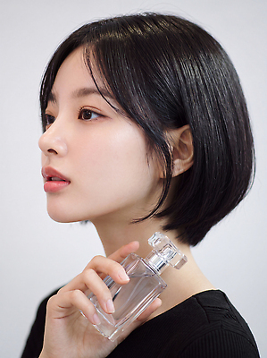 JPG 모델 편집이미지 손 여자 패션 짧은머리 사람 옆모습 화장 뷰티 깨끗함 향수 부드러움 의료성형뷰티 스타일 편집실사 AI인물포토 헤어스타일 뷰포인트 컨셉 신체부위 화장품 감각 CG 파일형식 AI포토 화장용품 AI콘텐츠 미용용품 오브젝트