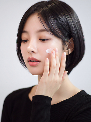 JPG 편집이미지 손 여자 짧은머리 실내 뷰티 화장품 집중 피부 크림 부드러움 스킨케어 의료성형뷰티 편집실사 AI인물포토 헤어스타일 컨셉 사람 내부 신체부위 화장용품 감각 CG 파일형식 AI포토 미용용품 AI콘텐츠 오브젝트