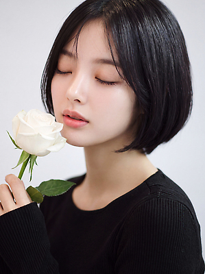JPG 편집이미지 손 여자 꽃 포즈 미소 장미 고요 분위기 의료성형뷰티 단순 편집실사 AI인물포토 식물 컨셉 표정 사람 신체부위 CG 파일형식 AI포토 AI콘텐츠