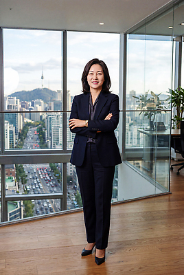 JPG 편집이미지 여자 비즈니스 창문 직장 서기 사람 풍경 정장 건물 고층빌딩 다리 작업 도심 남산타워 의료성형뷰티 편집실사 AI인물포토 건축물 옷 회사 모션 빌딩 도시 CG 남산 파일형식 AI포토 건축 서울 랜드마크 AI콘텐츠 한국 아시아 나라