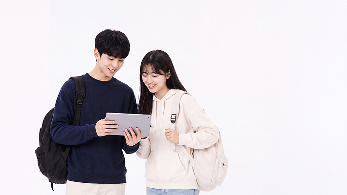 JPG 편집이미지 학생 커플 여자 남자 대학생 백그라운드 학교 책가방 함께함 기술 대화 웃음 태블릿 스크린 즐거움 비디오 소통 의료성형뷰티 편집실사 AI인물포토 교육 감정 컨셉 가방 관계 표정 말하기 사람 전자제품 스마트기기 CG 파일형식 AI포토 잡화 모션 AI콘텐츠