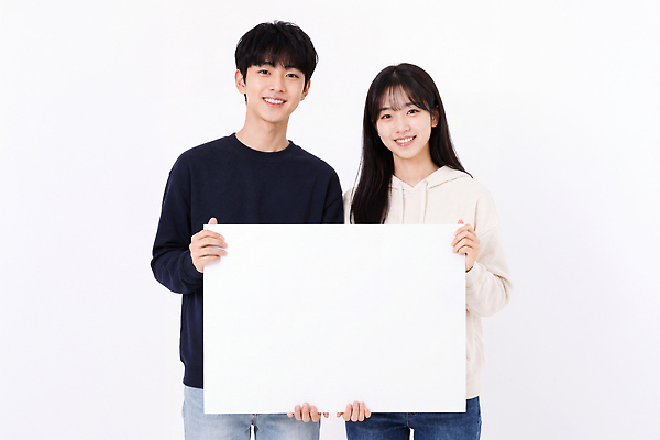 JPG 편집이미지 커플 여자 남자 종이 대학생 포즈 기념 함께함 표정 미소 사람 친구 촬영 스웨터 후드티셔츠 의료성형뷰티 편집실사 AI인물포토 학생 컨셉 상의 티셔츠 관계 CG 파일형식 AI포토 옷 셔츠 AI콘텐츠