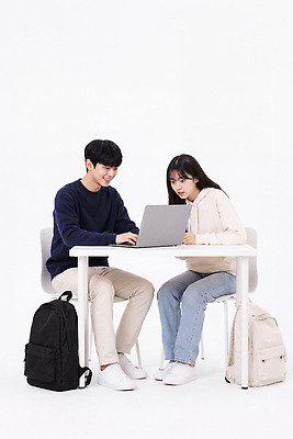 JPG 편집이미지 학생 커플 옷 여학생 여자 남자 남학생 대학생 의자 가방 탁자 협력 대화 미소 노트북 학습 집중 흰배경 의료성형뷰티 편집실사 AI인물포토 잡화 교육 가구 컨셉 관계 표정 말하기 사람 전자제품 흰색 CG 파일형식 AI포토 컬러 생활용품 모션 AI콘텐츠 오브젝트