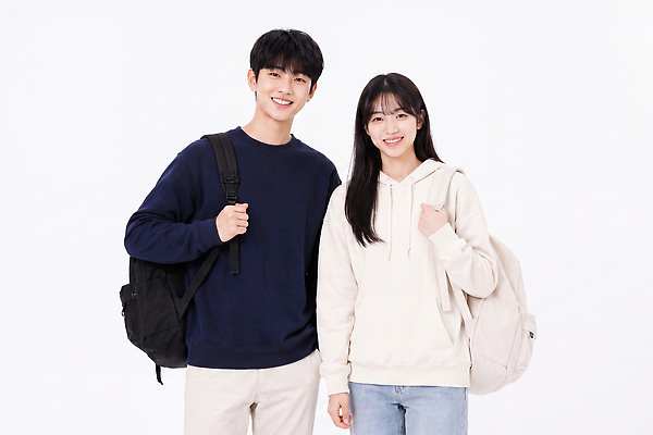JPG 편집이미지 학생 커플 여학생 여자 패션 남자 남학생 대학생 가방 서기 미소 웃음 캐주얼 친구 스웨터 후드티셔츠 의료성형뷰티 편집실사 AI인물포토 잡화 옷 상의 티셔츠 관계 모션 표정 사람 CG 파일형식 AI포토 셔츠 AI콘텐츠