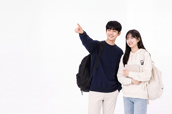 JPG 편집이미지 학생 커플 여학생 여자 남자 남학생 대학생 티셔츠 학교 스튜디오 함께함 웃음 친구 청바지 가리킴 즐거움 백팩 의료성형뷰티 편집실사 AI인물포토 교육 감정 컨셉 셔츠 가방 바지 관계 표정 사람 손짓 CG 파일형식 AI포토 잡화 상의 모션 하의 AI콘텐츠 옷