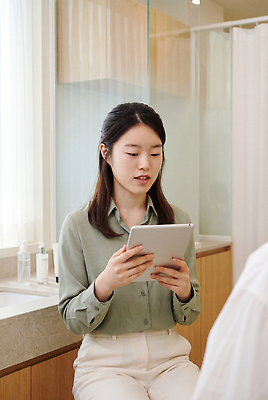 JPG 편집이미지 여자 표정 이야기 대화 기계 정보 편안함 피부 모던 피부관리 화장실 전달 피부관리사 의료성형뷰티 편집실사 AI인물포토 직업 말하기 사람 신체부위 뷰티 감각 CG 파일형식 AI포토 모션 AI콘텐츠