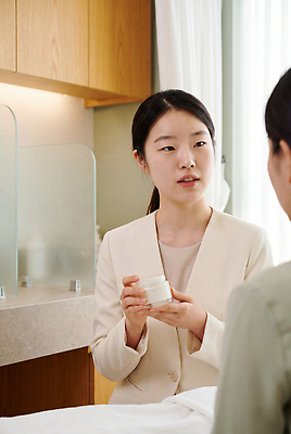 JPG 편집이미지 여자 관리 대화 뷰티 화장품 전문직 미용실 고객 피부 크림 서비스 피부관리 상담 피부관리사 의료성형뷰티 세련 편집실사 AI인물포토 직업 말하기 사람 신체부위 화장용품 뷰티샵 CG 파일형식 AI포토 모션 상점 미용용품 AI콘텐츠 오브젝트