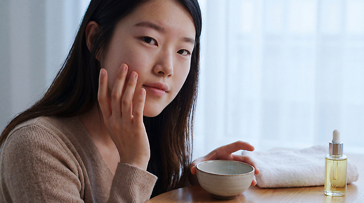 JPG 편집이미지 여자 건강 일상 액체 상품 집중 피부 피부관리 스킨케어 자기관리 피부관리사 의료성형뷰티 홈케어 편집실사 AI인물포토 직업 컨셉 관리 사람 라이프 신체부위 뷰티 CG 파일형식 AI포토 생활 AI콘텐츠