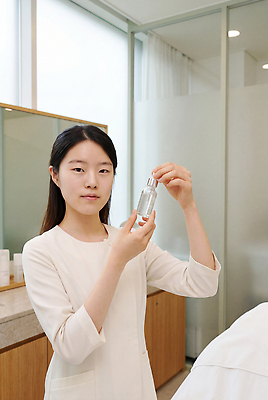 JPG 편집이미지 여자 실내 건강 관리 설명 뷰티 화장품 세수 상품 고객 피부 모던 피부관리 피부관리사 의료성형뷰티 사용방법 편집실사 AI인물포토 직업 모션 사람 내부 신체부위 청결 화장용품 CG 방법 파일형식 AI포토 미용용품 위생 AI콘텐츠 오브젝트