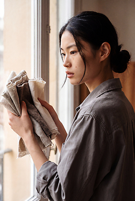 JPG 편집이미지 응시 옷 여자 머리 깨끗함 패션디자이너 묶기 창가 의상디자인 의료성형뷰티 편집실사 AI인물포토 디자인 시선 컨셉 창문 모션 사람 신체부위 디자이너 CG 파일형식 AI포토 직업 AI콘텐츠