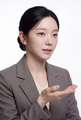 직업 컨셉 회사 비즈니스 모션 사람 CG 파일형식 AI포토 모델 발표 회의 손짓 옷 설명 포즈 직장 소통 편집실사 JPG 편집이미지 의료성형뷰티 여자 은행원 AI인물포토 AI콘텐츠