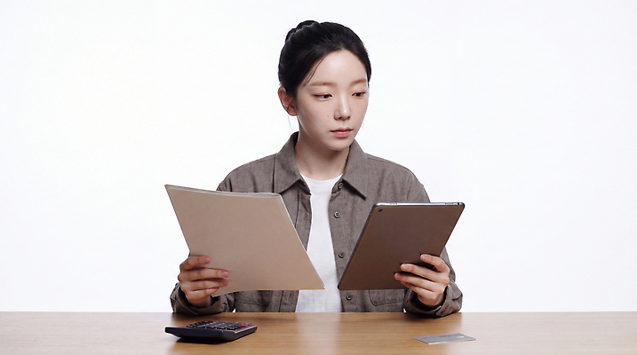 직업 교육 가구 컨셉 비즈니스 사람 전자제품 스마트기기 작업 CG 파일형식 AI포토 여자 문서 태블릿 책상 집중 사무실 학습 커뮤니케이션 정보 업무 분석 편집실사 JPG 편집이미지 의료성형뷰티 은행원 AI인물포토 AI콘텐츠