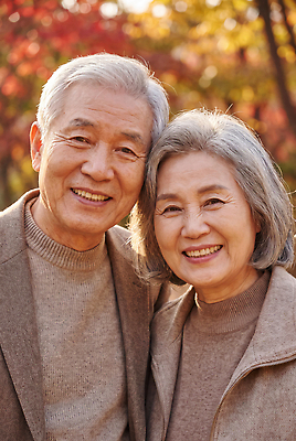 JPG 나무 편집이미지 부부 공원 노년 행복 백그라운드 단풍 낙엽 사랑 웃음 풍경 일상 노부부 산책 산책로 가을 의료성형뷰티 편집실사 AI인물포토 식물 커플 계절 공공시설 감정 길 잎 휴식 표정 성인 라이프 CG 파일형식 AI포토 컨셉 관계 사람 생활 시설 AI콘텐츠