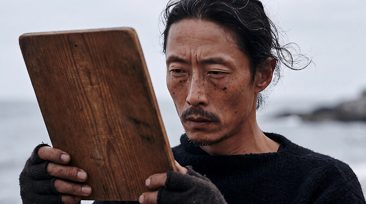 JPG 편집이미지 남자 여유 바다 생각 자연 바람 표정 어업 해변 물 어부 집중 조용 나무판자 의료성형뷰티 편집실사 AI인물포토 AI콘텐츠 자연요소 직업 감정 산업 컨셉 날씨 사람 목재 CG 생태계 파일형식 AI포토 나무 재료 식물