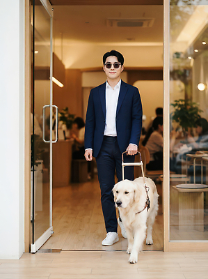 JPG 편집이미지 남자 사람 풍경 정장 일상 선글라스 산책 카페 외출 시각장애인 안내견 의료성형뷰티 편집실사 AI인물포토 옷 안경 휴식 라이프 상점 개 장애인 CG 파일형식 AI포토 잡화 컨셉 포유류 생활 장애 AI콘텐츠 동물