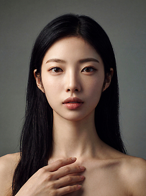 JPG 모델 편집이미지 여자 얼굴 포즈 검은배경 빛 화장 피부관리 스킨케어 의료성형뷰티 편집실사 AI인물포토 사람 신체부위 뷰티 검은색 CG 파일형식 AI포토 컬러 AI콘텐츠
