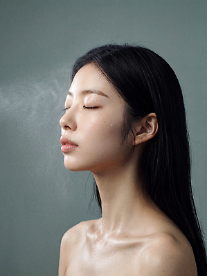 JPG 모델 편집이미지 여자 관리 뷰티 머리카락 화장품 촉촉함 상품 수분 피부 피부관리 스킨케어 의료성형뷰티 편집실사 AI인물포토 사람 신체부위 머리 젖음 화장용품 CG 파일형식 AI포토 미용용품 AI콘텐츠 오브젝트