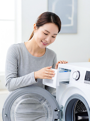 JPG 편집이미지 여자 일상 생활 가전제품 빨래 세제 세탁기 빨랫감 의료성형뷰티 편집실사 AI인물포토 가사 사람 라이프 CG 파일형식 AI포토 AI콘텐츠