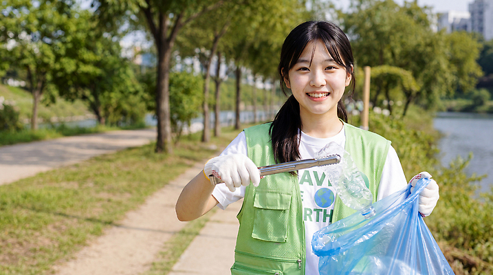 JPG 나무 편집이미지 공원 여자 행복 지구 청소년 자연 강 자연보호 환경 그린캠페인 봉사 자원봉사자 보호 쓰레기봉투 쓰레기줍기 청정 의료성형뷰티 편집실사 AI인물포토 식물 공공시설 감정 캠페인 컨셉 봉투 사람 도움 CG 생태계 파일형식 줍기 AI포토 모션 시설 AI콘텐츠