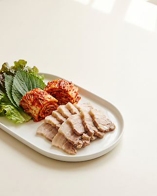 JPG 편집이미지 접시 한식 식재료 반찬 김치 한국 육류 전통음식 상추 보쌈 수육 쌈채소 맛있는 편집실사 AI포토 AI콘텐츠 전통 식기 아시아 음식 채소 CG 파일형식 나라