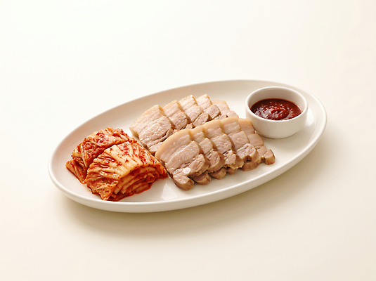 JPG 편집이미지 접시 한식 김치 육류 전통음식 양념 소스 맛 보쌈 고기요리 수육 편집실사 AI포토 AI콘텐츠 전통 식기 음식 컨셉 식재료 CG 파일형식