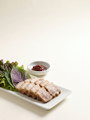 JPG 편집이미지 접시 한식 채소 반찬 육류 돼지고기 전통음식 맛 삼겹살 보쌈 쌈장 수육 쌈채소 편집실사 AI포토 AI콘텐츠 전통 식기 음식 컨셉 식재료 양념 CG 파일형식