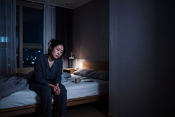 JPG 편집이미지 여자 생각 조명 표정 사람 빛 방 침대 밤 고민 심리 불면증 우울감 혼자 의료성형뷰티 편집실사 AI인물포토 감정 가구 질병 CG 파일형식 AI포토 생활용품 의학 AI콘텐츠 오브젝트