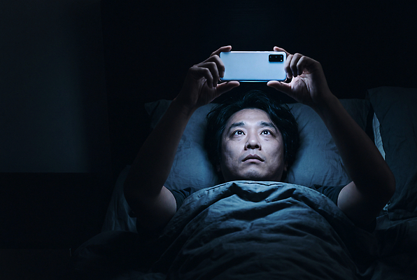 JPG 편집이미지 남자 사람 생활 스마트폰 핸드폰 침대 밤 집중 불면증 의료성형뷰티 편집실사 AI인물포토 가구 컨셉 전자제품 스마트기기 질병 CG 파일형식 AI포토 생활용품 의학 AI콘텐츠 오브젝트