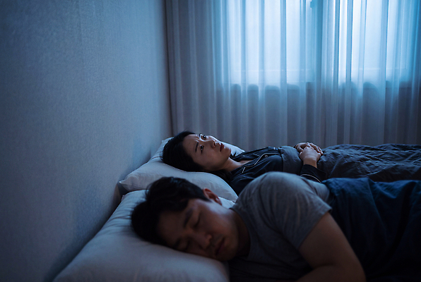 JPG 편집이미지 생각 휴식 사람 두명 일상 어둠 침실 방 침대 잠 밤 나란히 불면증 의료성형뷰티 편집실사 AI인물포토 가구 컨셉 라이프 질병 CG 파일형식 AI포토 생활용품 의학 생활 AI콘텐츠 오브젝트