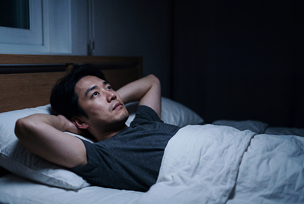 JPG 편집이미지 남자 생각 휴식 스트레스 사람 생활 어둠 방 마음 침대 수면 밤 불안 고민 불면증 심각 의료성형뷰티 편집실사 AI인물포토 감정 가구 컨셉 질병 CG 파일형식 AI포토 생활용품 의학 AI콘텐츠 오브젝트