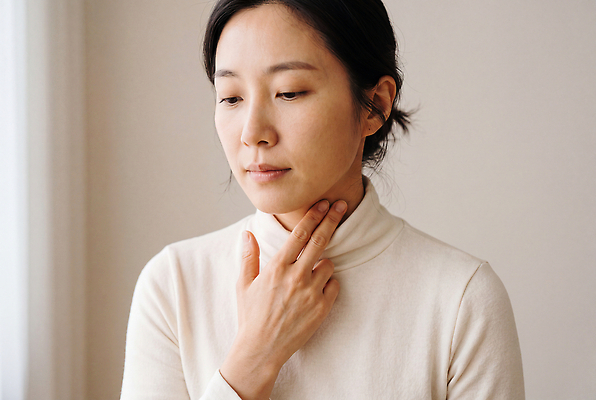JPG 편집이미지 손 여자 생각 실내 표정 경고 피부 위치 조용 목 갑상선 의료성형뷰티 편집실사 AI인물포토 신체 사람 내부 신체부위 CG 파일형식 AI포토 AI콘텐츠