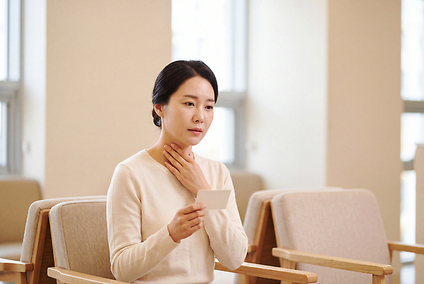 JPG 편집이미지 손 여자 얼굴 실내 긴장 갑상선 대기실 의료기관 혼자 의료성형뷰티 편집실사 AI인물포토 감정 신체 의학 사람 내부 신체부위 공간 CG 파일형식 AI포토 AI콘텐츠