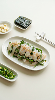JPG 편집이미지 접시 음식 채소 탁자 마늘 요리 유행 식사 회 해조류 깻잎 무침 무침요리 광어회 편집실사 AI포토 AI콘텐츠 식기 가구 생선회 해양식물 CG 파일형식 생활용품 수중식물 식물 오브젝트