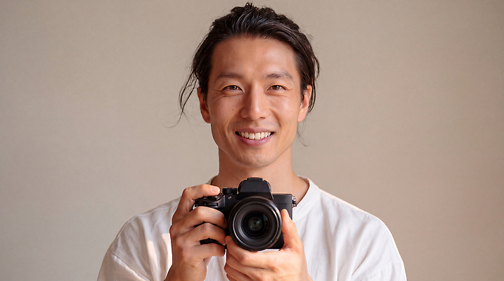 JPG 편집이미지 남자 행복 얼굴 포즈 실내 미소 웃음 사람 취미 카메라 촬영 장비 사진사 의료성형뷰티 편집실사 AI인물포토 AI콘텐츠 감정 표정 내부 신체부위 전자제품 작가 CG 파일형식 AI포토 직업
